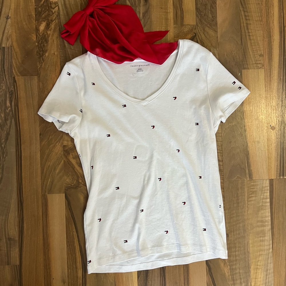 Tommy Hilfiger Y2K layering, Mini Flag Details, V-Neck Tee, Medium